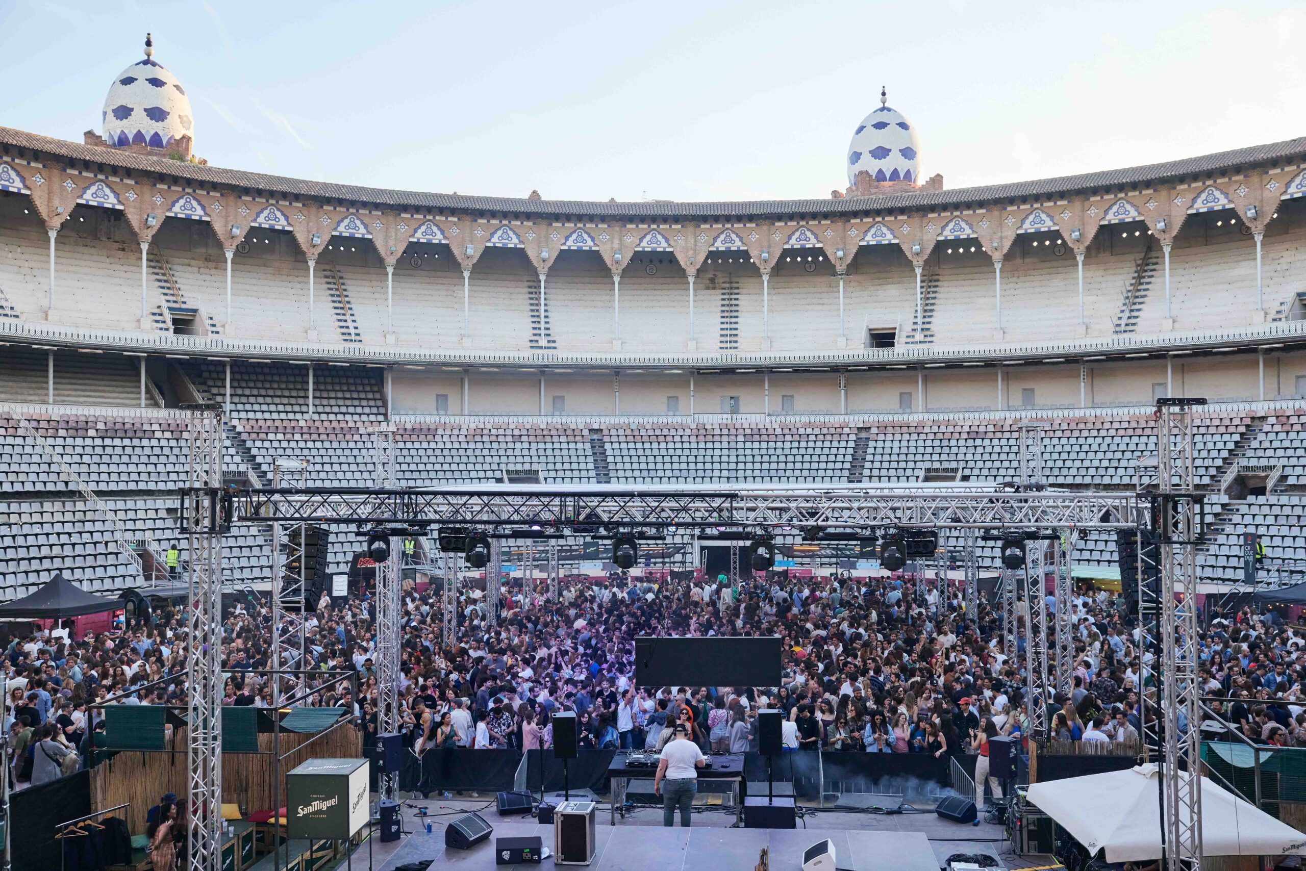 Los Ganglios encabezan el Halloween de Monumental Club y Pony Bravo llega con Indie is Not Dead. Dos citas de otoño con conciertos, DJs y food trucks en la Plaza Monumental de Barcelona.