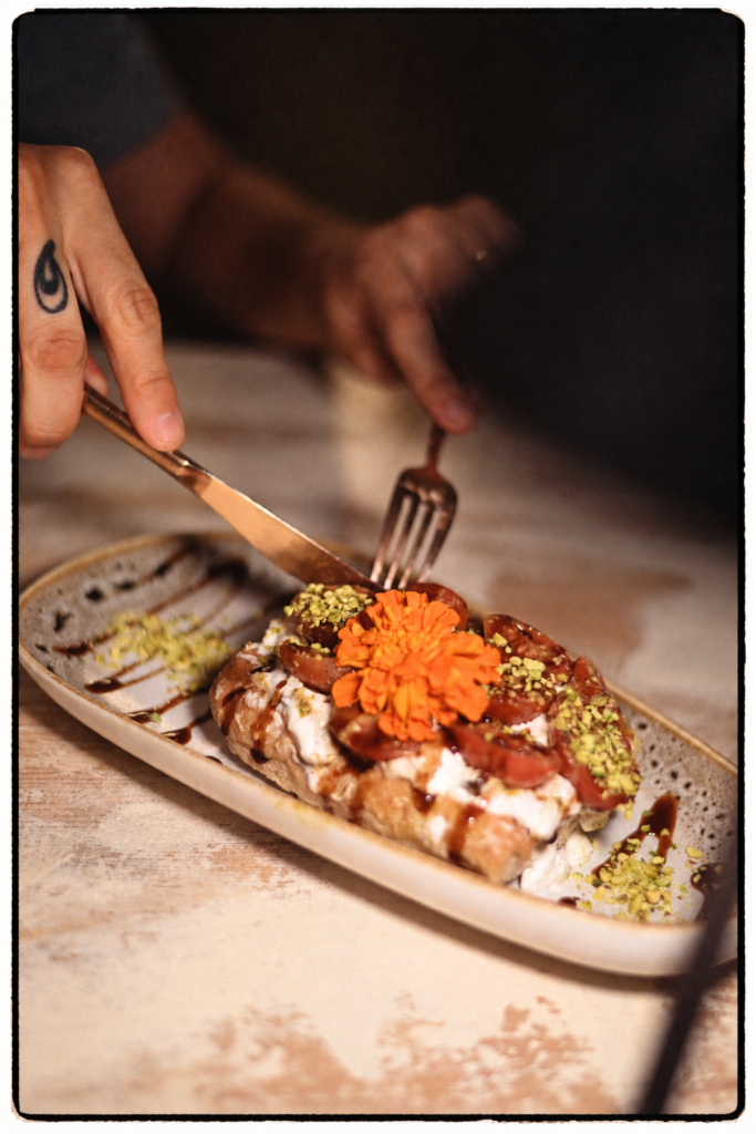 Focaccia de burrata trufada con tomates cherry, pesto y pistacho del restaurante Cuadro en el Poblenou de Barcelona