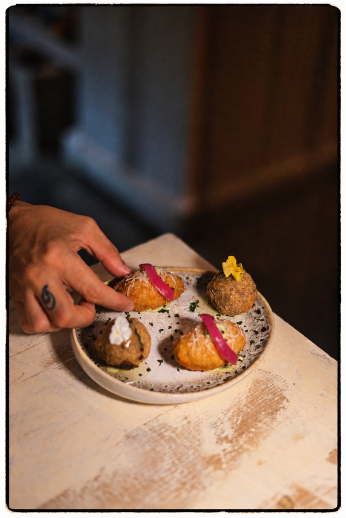 Croquetas caseras 4u 12 dos de setas con miel y dos de carrillera con manzana y parmesano en Cuadro Poblenou Barcelona