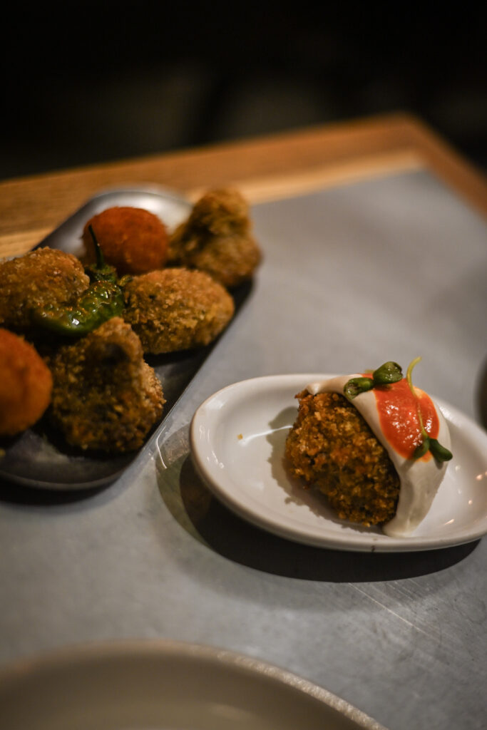 Croquetas vegetarianas y bomba vegana de la Barceloneta en Teresa Carles restaurante vegetariano en el centro de Barcelona