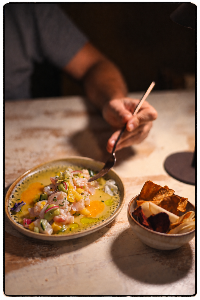 Ceviche reiventado con lubina, leche de tigre, aguacate y maracuyá en restaurante Cuadro en el Poblenou de Barcelona