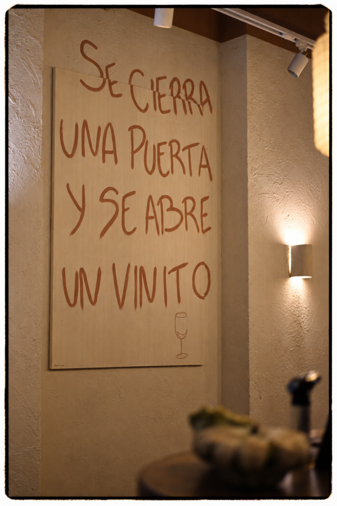 Interior restaurante Cuadro Poblenou Barcelona con botellas de vino naturales