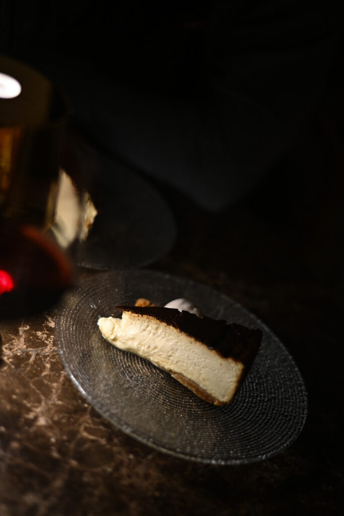 Pastel cremoso de queso ahumado y helado de membrillo en restaurante Fauna de Hotel Kimpton Vividora de Barcelona