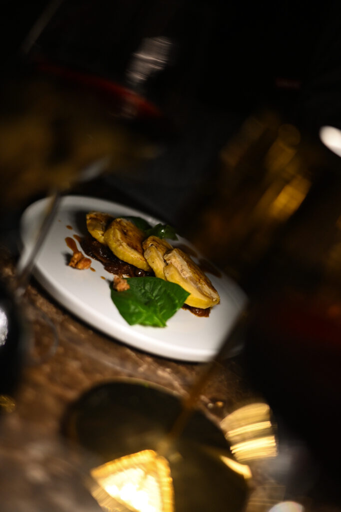 Pollo de corral a la catalana, reducción de ave, naranja y piñones garrapiñados en restaurante Fauna de Hotel Kimpton Vividora de Barcelona