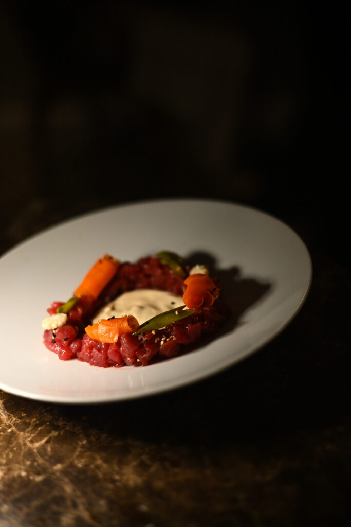 Tartar de atún Bluefin, sopa de sésamo, encurtidos y almendras en restaurante Fauna de Hotel Kimpton Vividora de Barcelona
