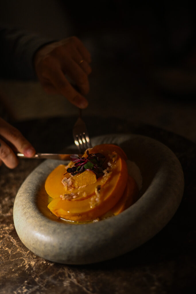 Calabaza Hokkaido a la brasa, avellanas y cremoso de burrata en restaurante Fauna de Hotel Kimpton Vividora de Barcelona