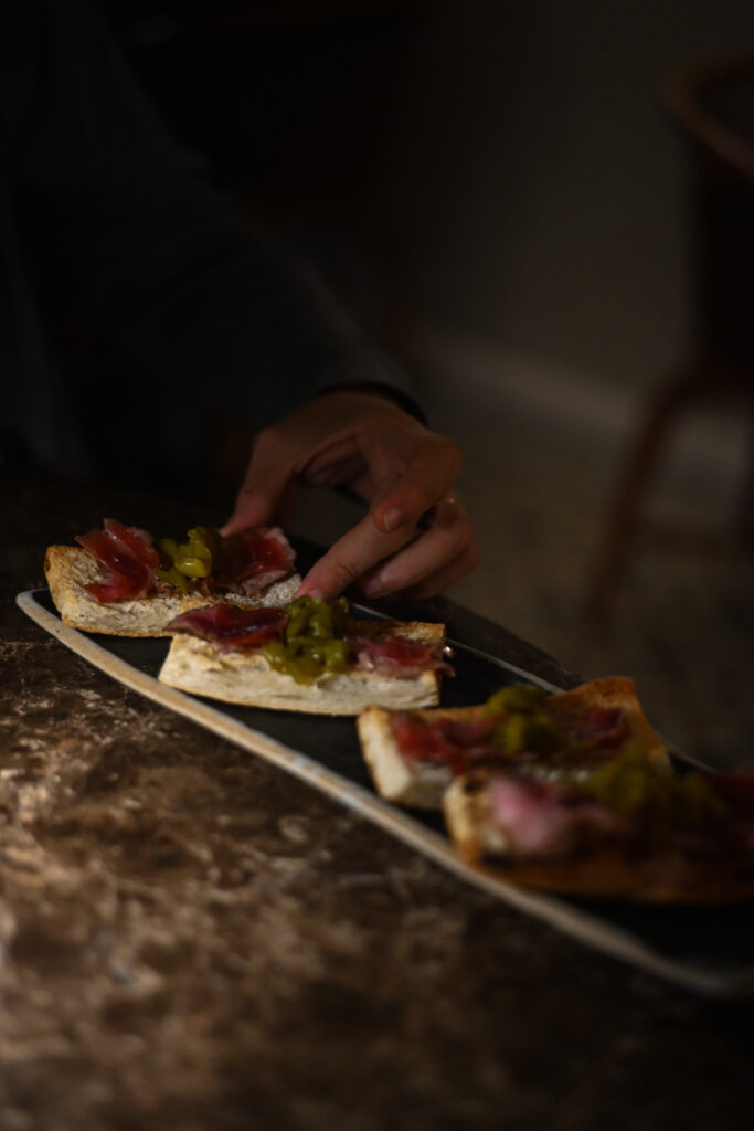 Coca de pluma ibérica a la brasa, pimiento verde escalivado y jamón ibérico en restaurante Fauna de Hotel Kimpton Vividora de Barcelona