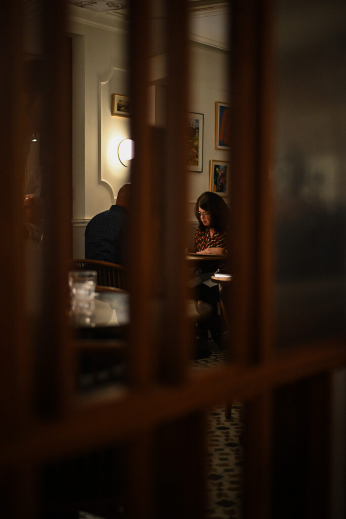 Interior del restaurante Fauna del Hotel Kimpton vividora en Barcelona: comedor con cocina abierta