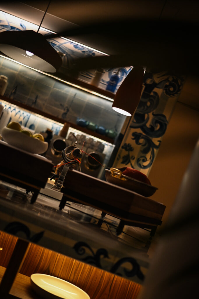 Interior del restaurante Fauna del Hotel Kimpton vividora en Barcelona: comedor con cocina abierta