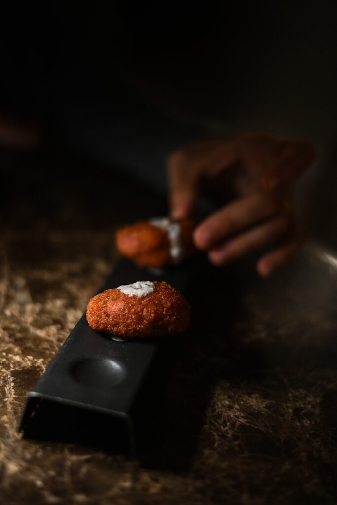 Croquetas de remolacha y queso de cabra en restaurante Fauna de Hotel Kimpton Vividora de Barcelona