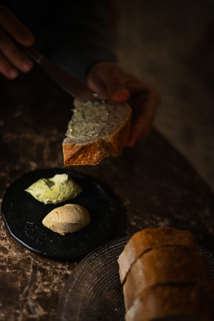 Pan con mantequillas de la casa en restaurante Fauna de Hotel Kimpton Vividora de Barcelona