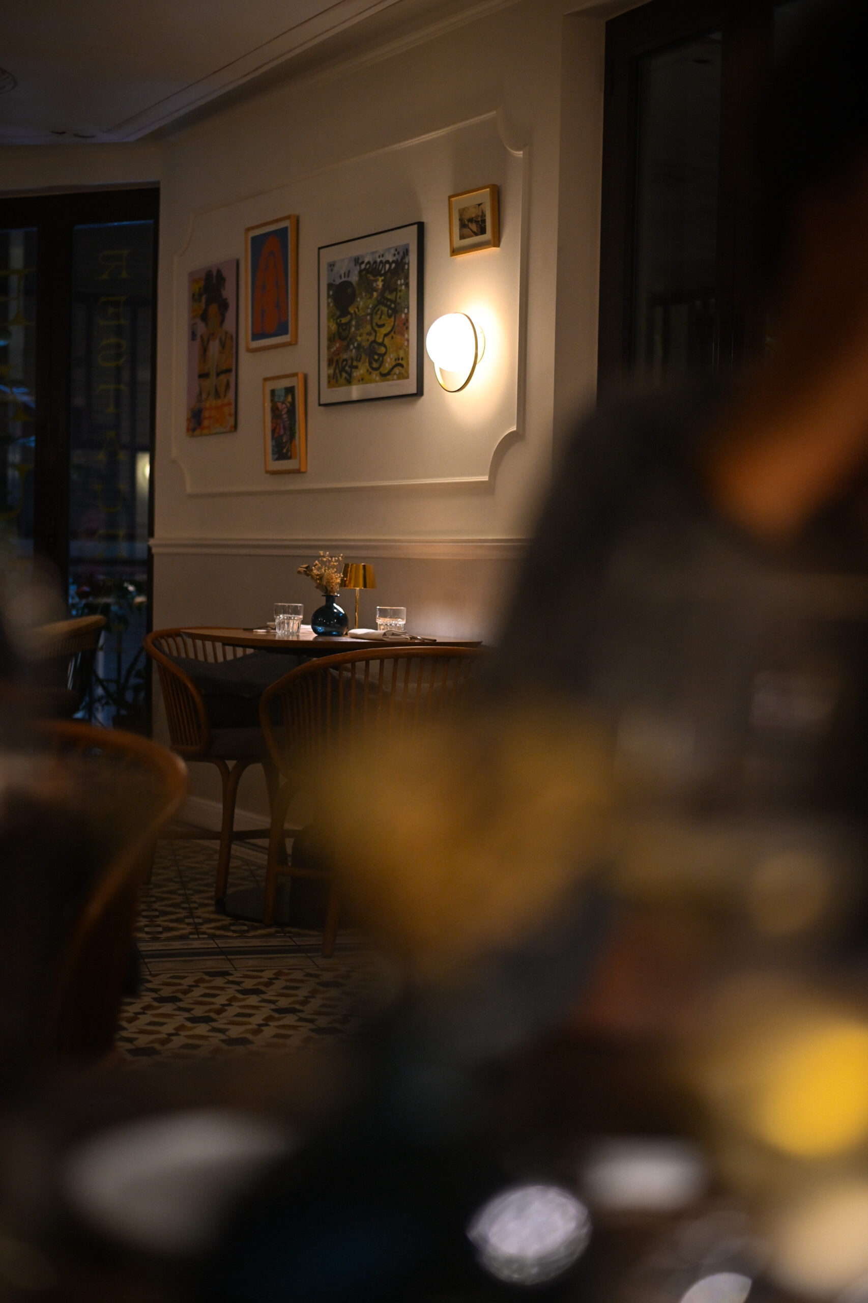 Interior del restaurante Fauna del Hotel Kimpton vividora en Barcelona: comedor con cocina abierta
