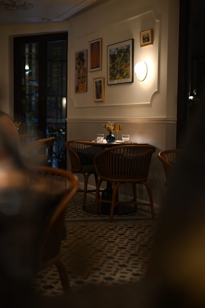 Interior del restaurante Fauna del Hotel Kimpton vividora en Barcelona: comedor con cocina abierta