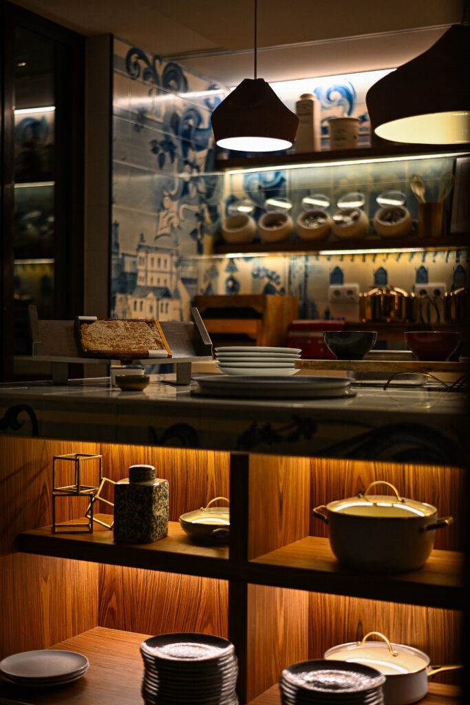 Interior del restaurante Fauna del Hotel Kimpton vividora en Barcelona: comedor con cocina abierta