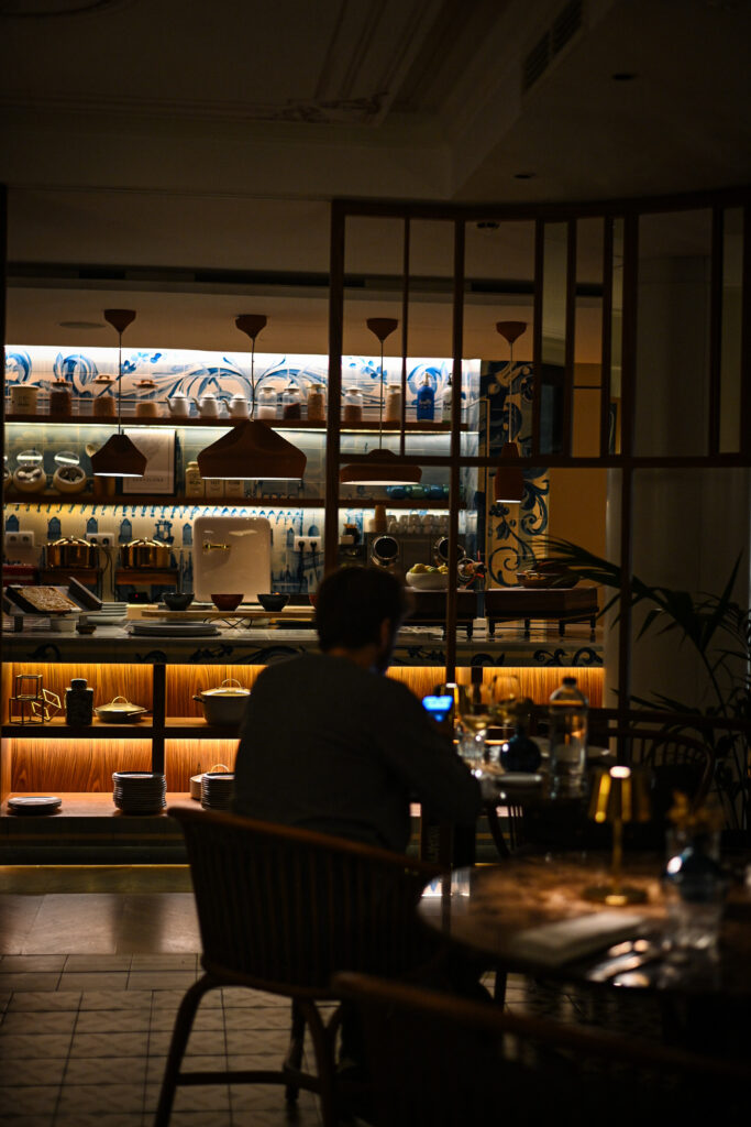 Interior del restaurante Fauna del Hotel Kimpton vividora en Barcelona: comedor con cocina abierta