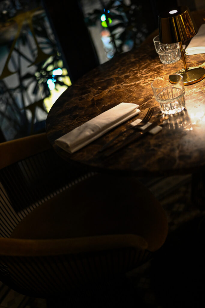 Interior del restaurante Fauna del Hotel Kimpton vividora en Barcelona: comedor con cocina abierta