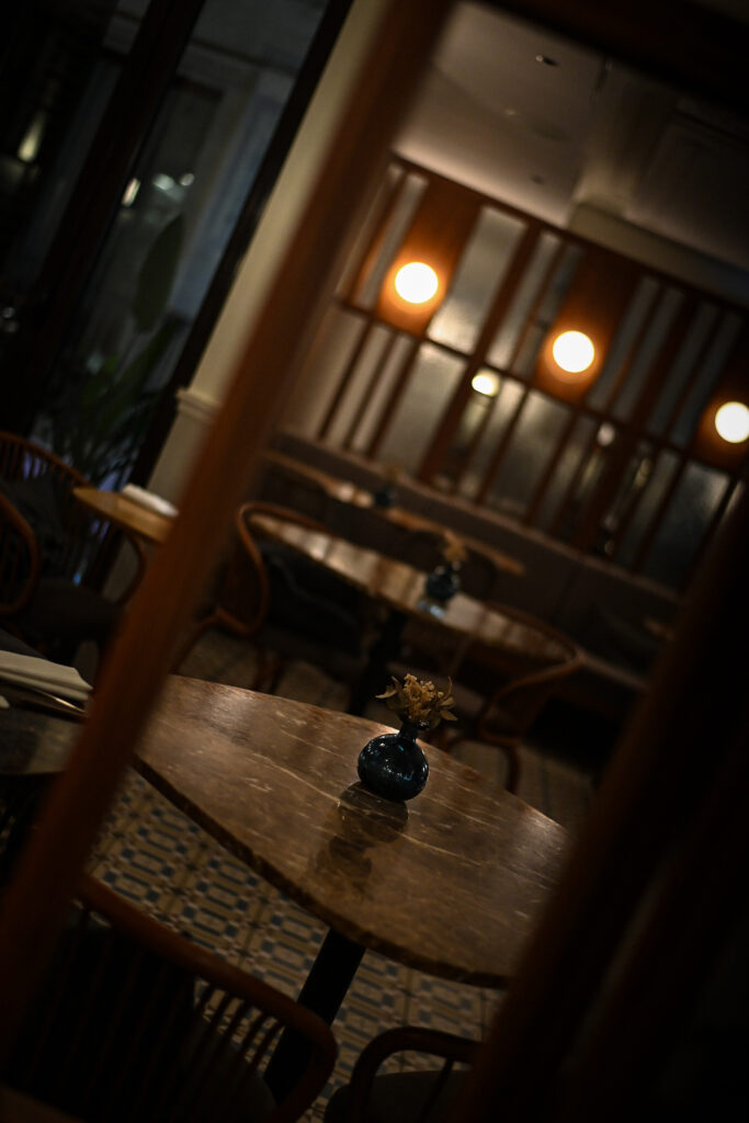 Interior del restaurante Fauna del Hotel Kimpton vividora en Barcelona: comedor con cocina abierta