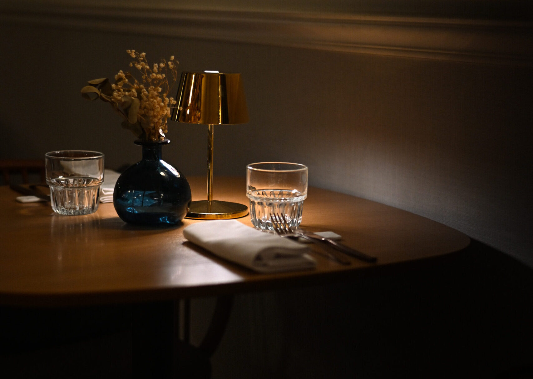 Interior del restaurante Fauna del Hotel Kimpton vividora en Barcelona: comedor con cocina abierta
