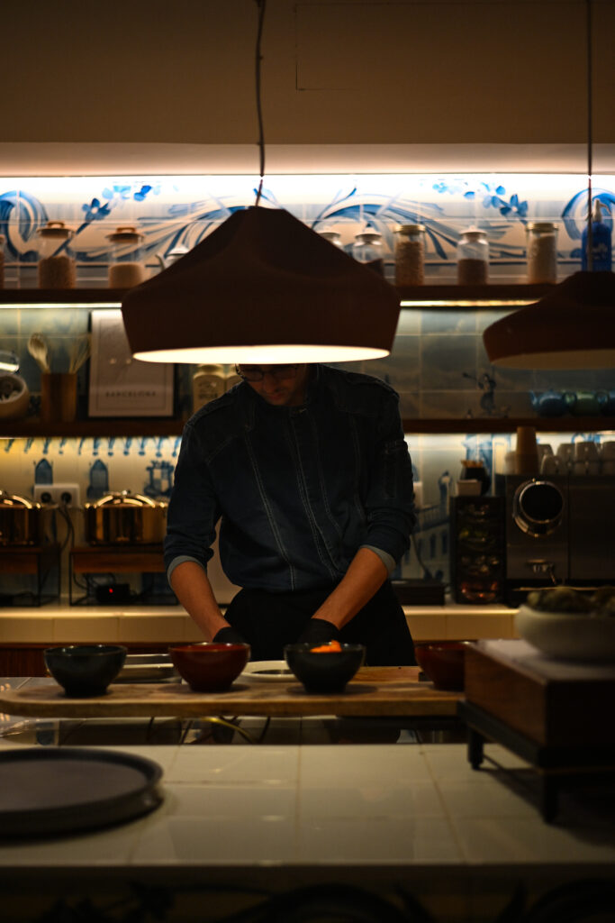 Interior del restaurante Fauna del Hotel Kimpton vividora en Barcelona: comedor con cocina abierta