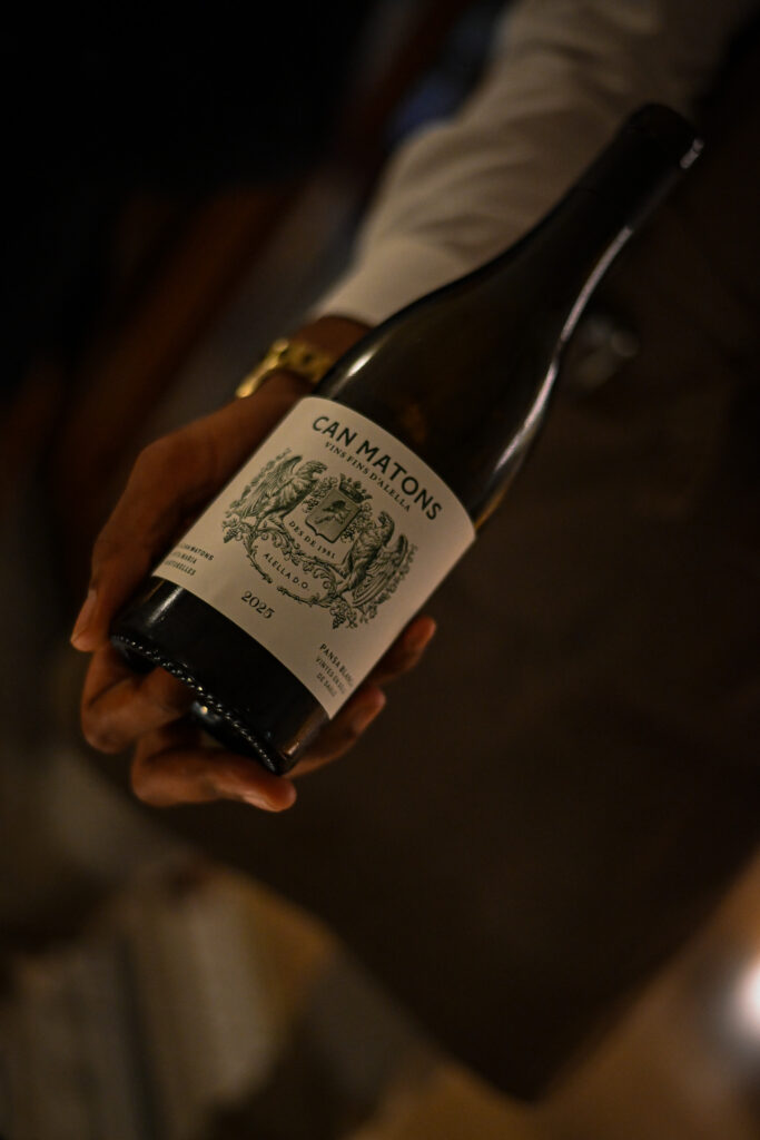 Botella de vino blanco Can Matons DO Alella