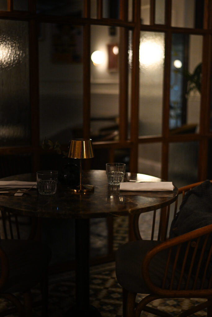 Interior del restaurante Fauna del Hotel Kimpton vividora en Barcelona: comedor con cocina abierta