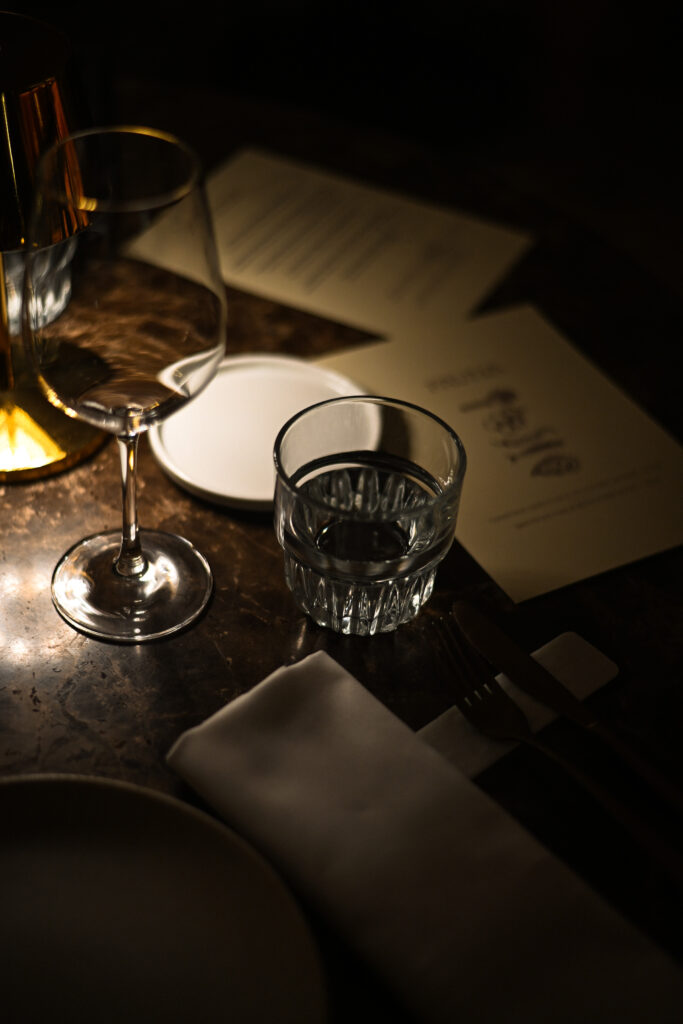 Interior del restaurante Fauna del Hotel Kimpton vividora en Barcelona: comedor con cocina abierta