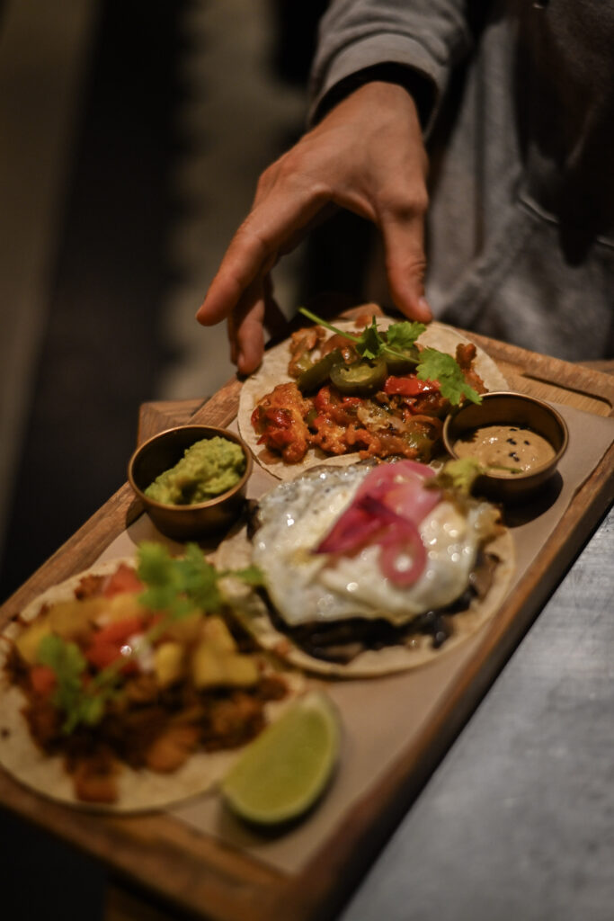 Tacos vegetarianos en Teresa Carles restaurante vegetariano en el centro de Barcelona