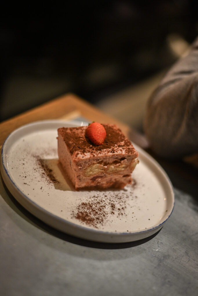 Tiramisú de fresas en Teresa Carles restaurante vegetariano en el centro de Barcelona