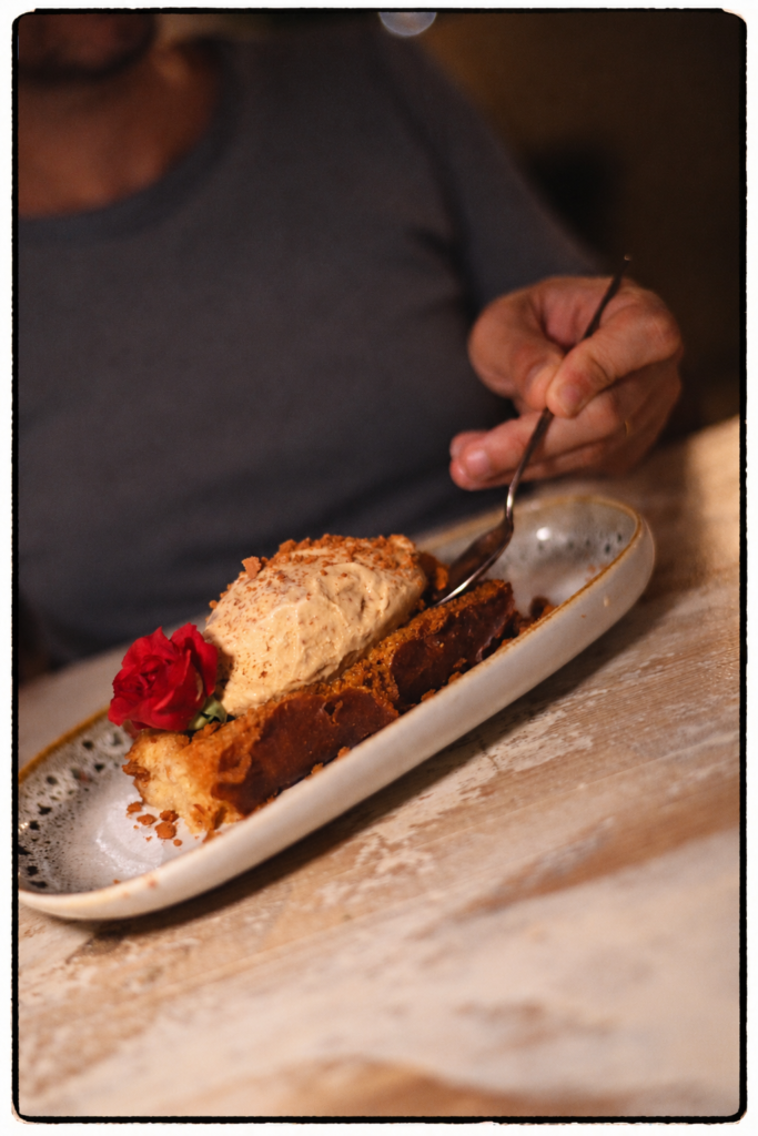 Postre torrija clásica con brioche tostado y helado de caramelo en restaurante Cuadro en el Poblenou de Barcelona